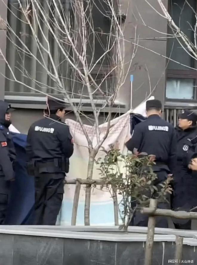 业主在自家6楼阳台晒被褥时一不小心坠亡…AG旗舰赞助马竞联赛太惨了！网传南通一(图5)