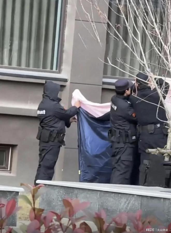 业主在自家6楼阳台晒被褥时一不小心坠亡…AG旗舰赞助马竞联赛太惨了！网传南通一(图4)